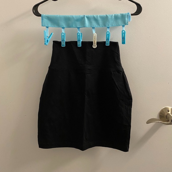 [SOLD] Aritzia TNA Atmosphere Skirt - Picture 1 of 2